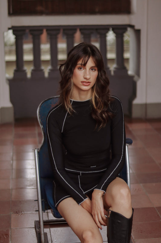 Alfil Top- Buzo rib negro con costuras crema