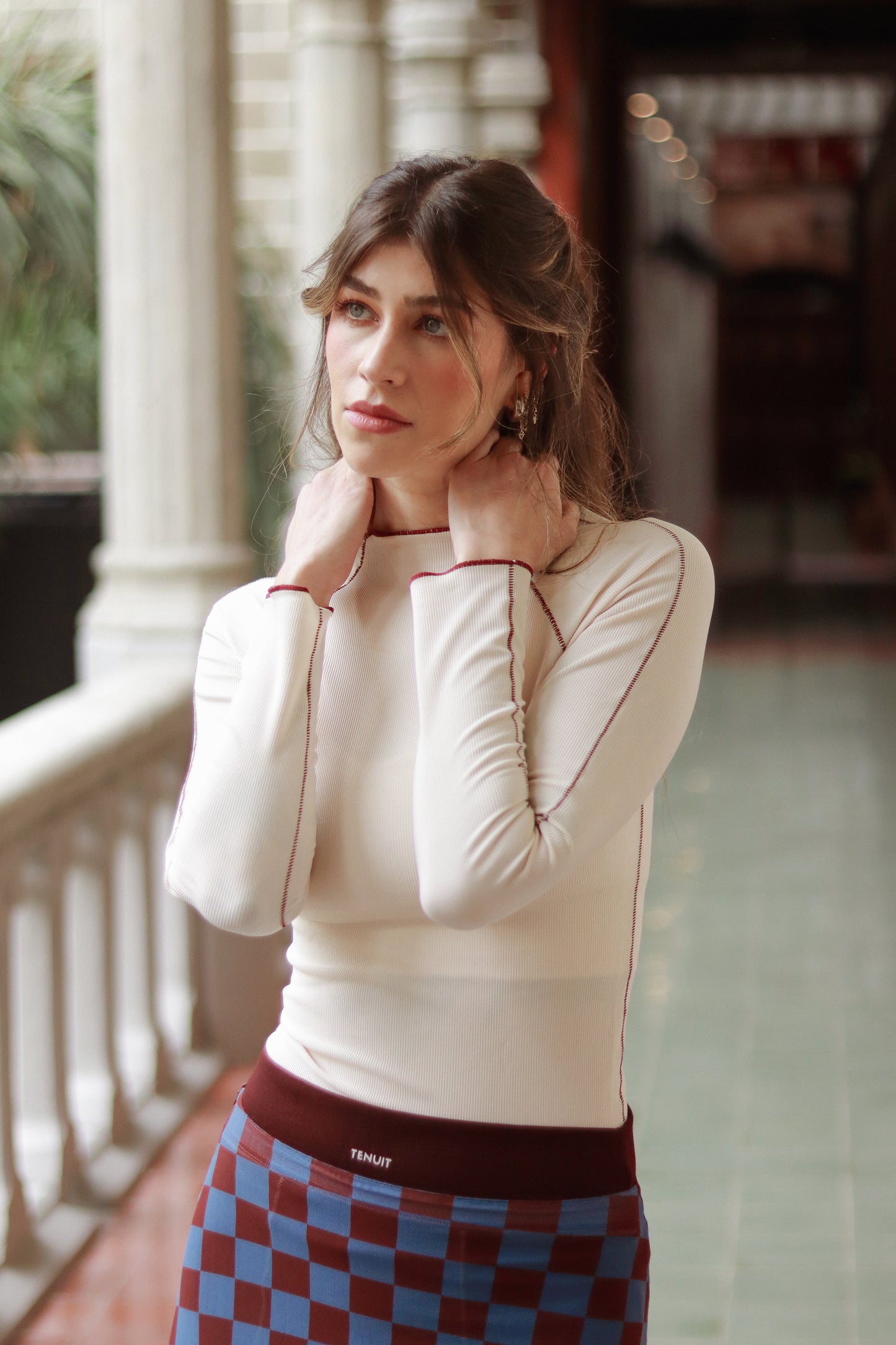 Alfil Top- Buzo rib crema con costuras vino