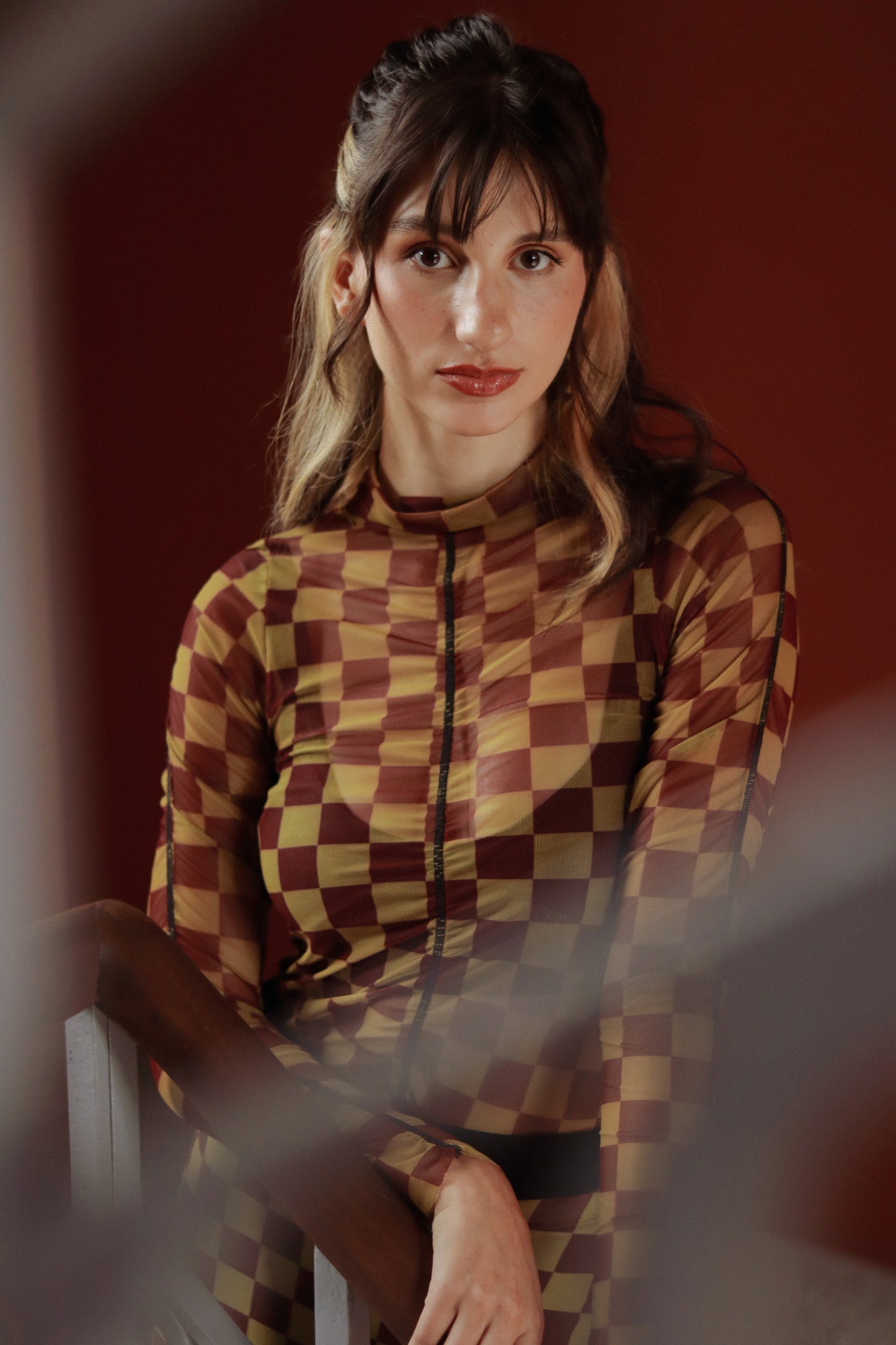 SkinPlay – Top mesh cuadros mostaza con vino tinto