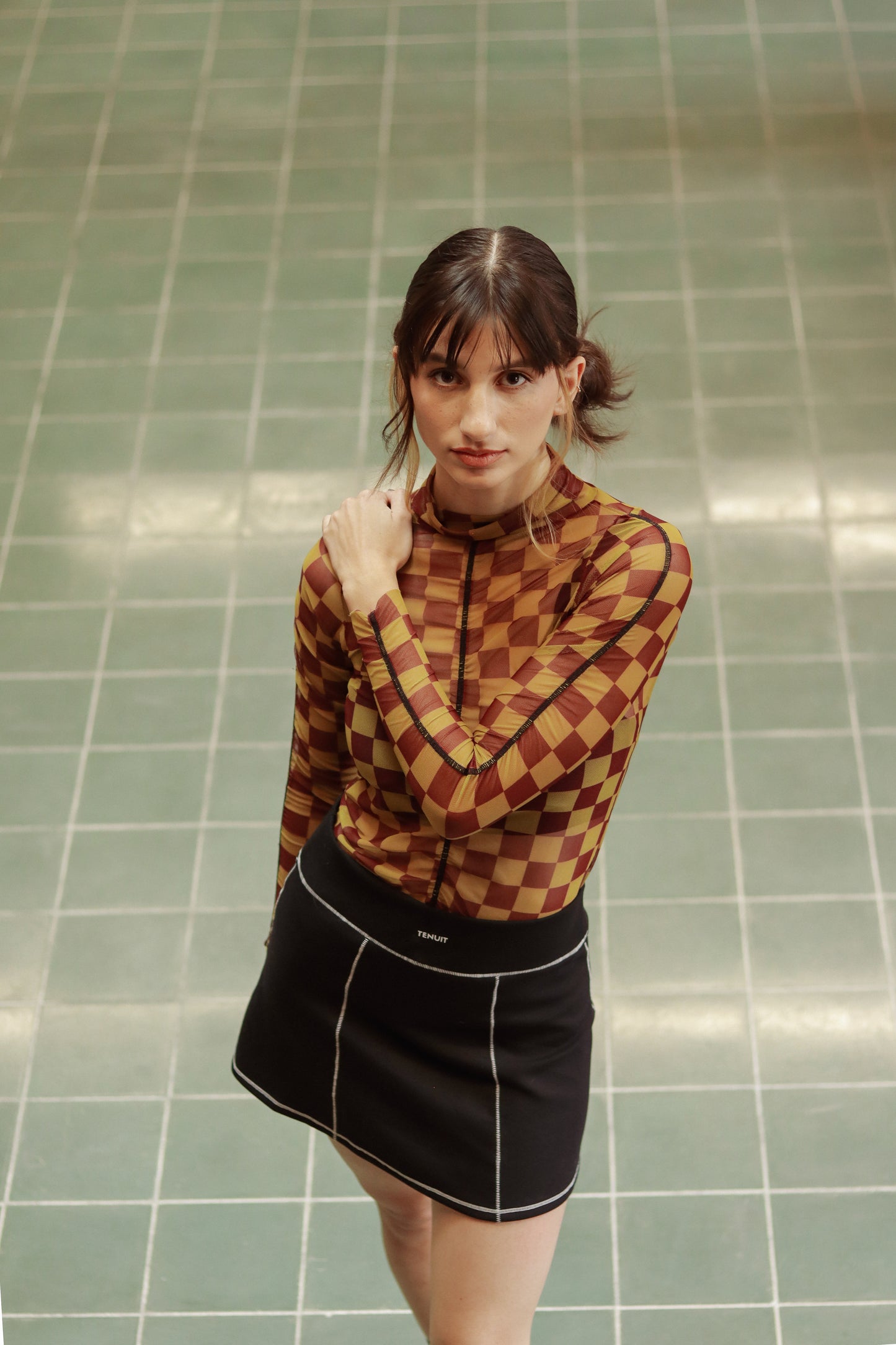 SkinPlay – Top mesh cuadros mostaza con vino tinto