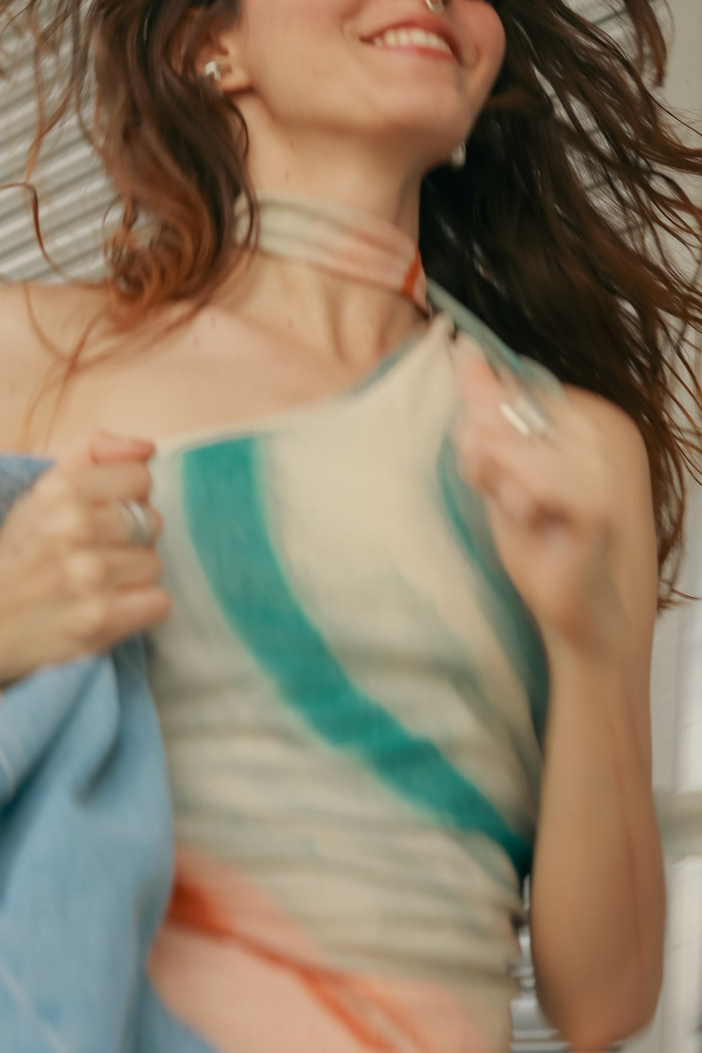 AIRE DE FUEGO — Top asimétrico en mesh teñido a mano